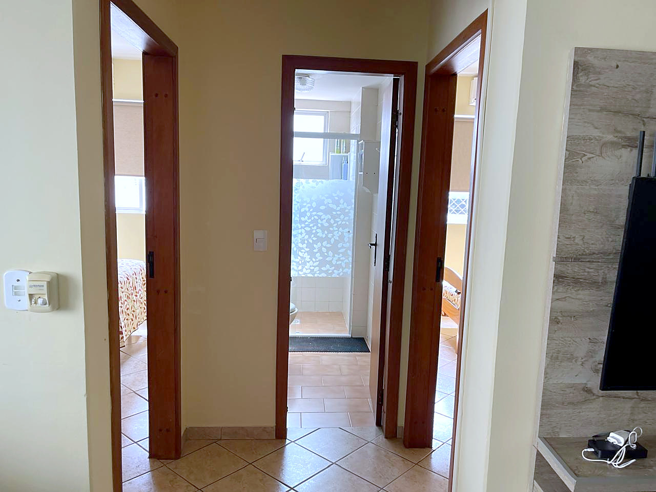 Pasillo interior con acceso a los dormitorios y al baño