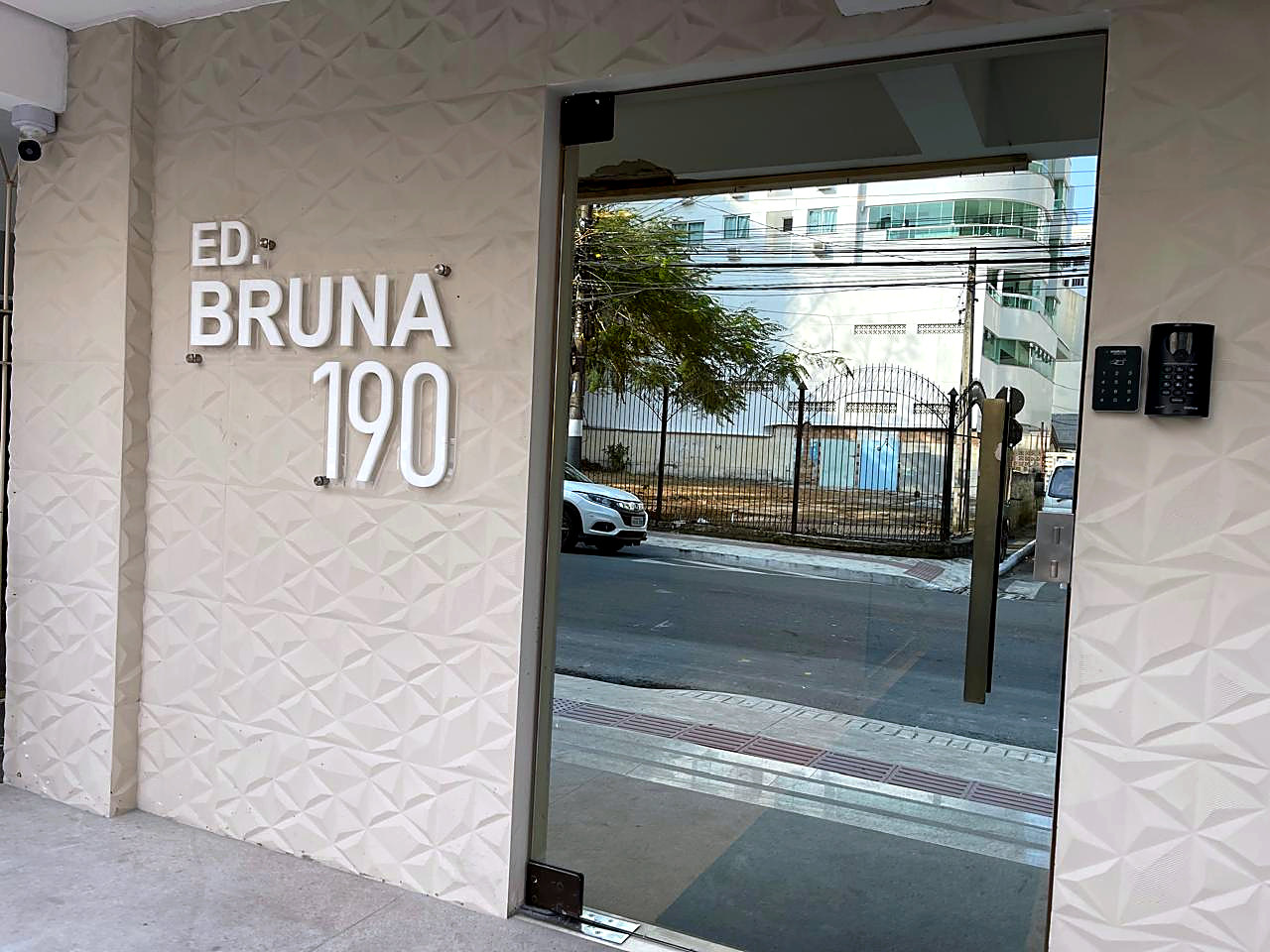 Frente e ingreso del edificio